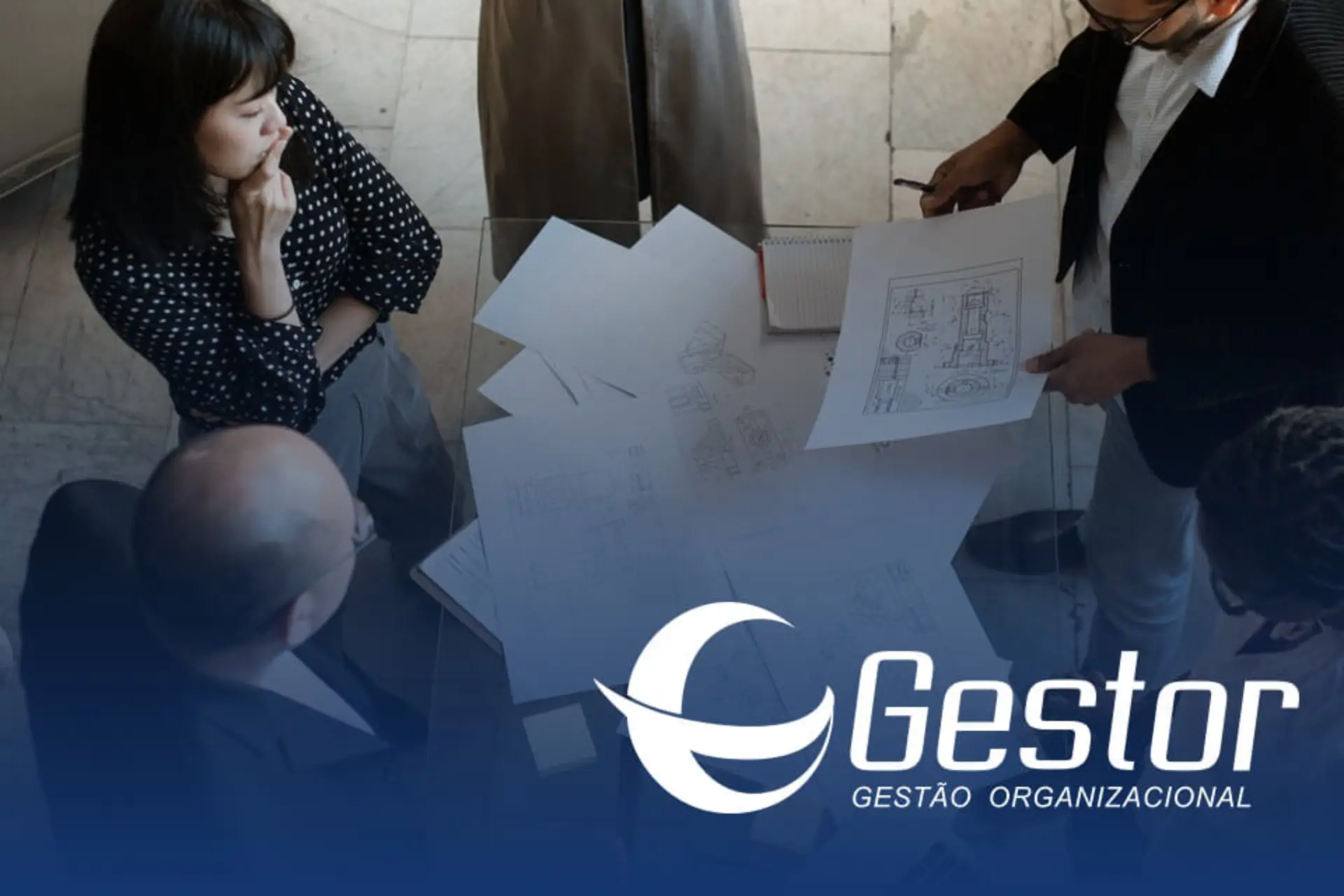 Pessoas reunidas olhando para papeis